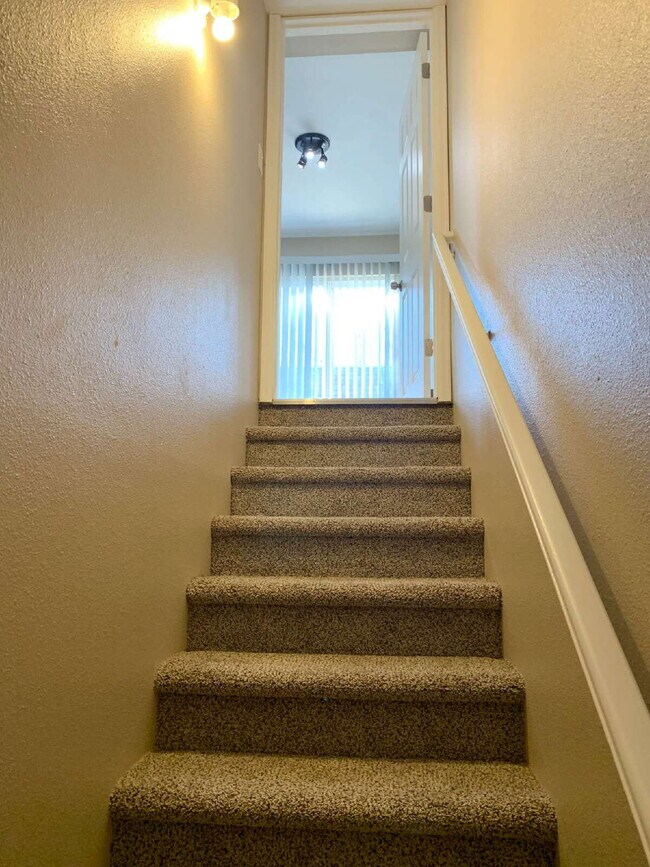 Building Photo - "Spacious 4-Bedroom Haven with 2 Full Baths in Prime Fort Collins Location!"