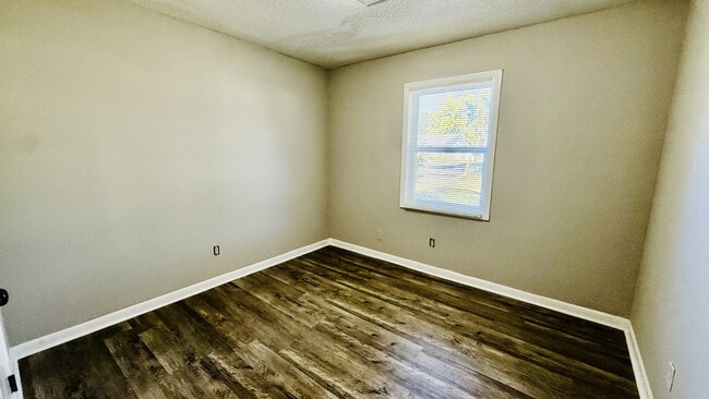 Building Photo - 2432 Yorkshire Dr SW