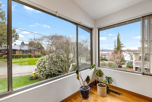 Building Photo - Lower Kennydale - Renton 4-bedroom 2.5 bath.