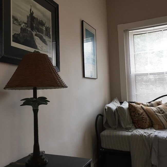 Building Photo - -- AVAILABLE SEPTEMBER 4TH -- 2 BR / 1 BA Beautiful Historic Carriage House on Monument Ave! Avai...