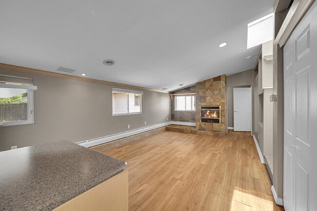 Building Photo - $3,195, 3-bed, 3-bath located in Denver wi...