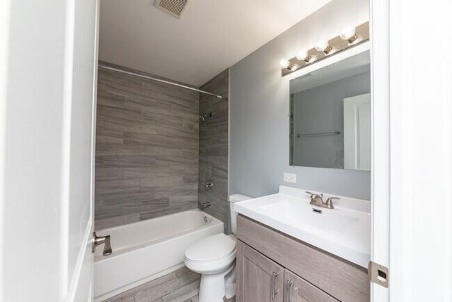 Building Photo - 4 bedroom in Lansing IL 60438