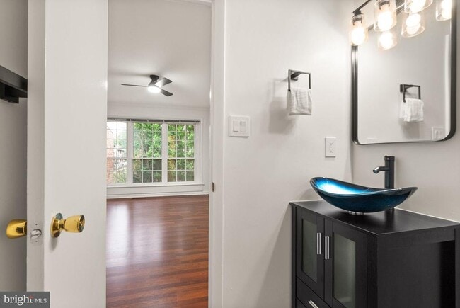 Building Photo - 1949 Kennedy Dr