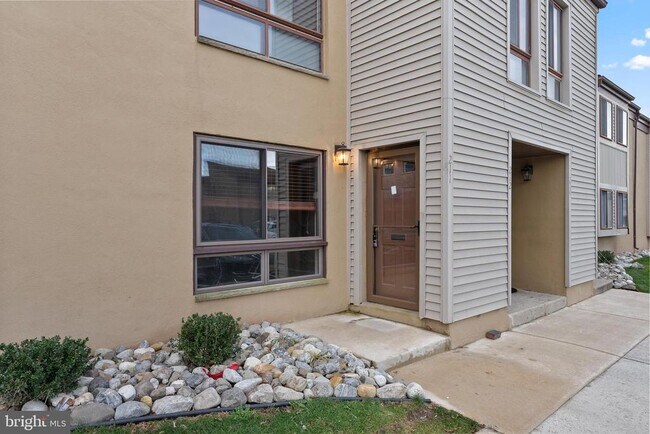 Building Photo - 211 James Ct