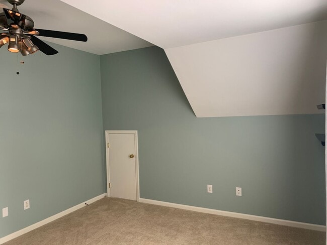 Building Photo - Move-in Ready 5 bedroom, 3.5 bath house lo...