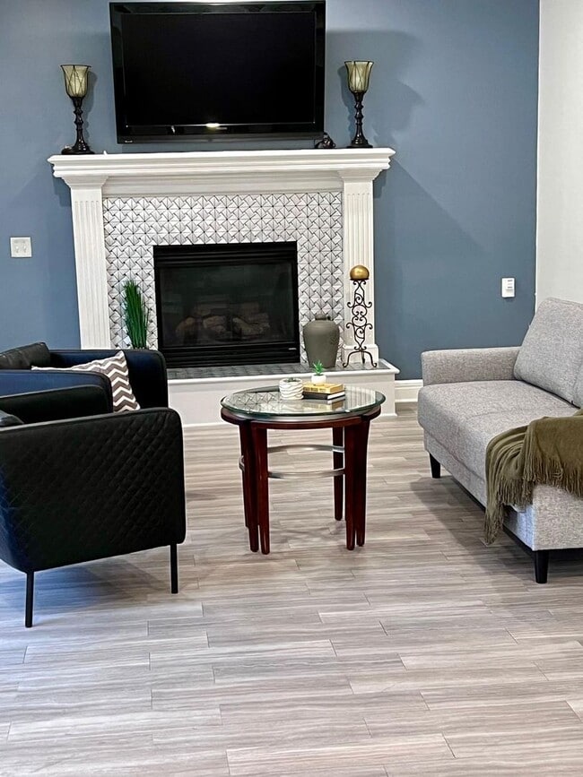 Building Photo - COMING SOON!! HUGE Northland 4 Bed 2.5 Bat...
