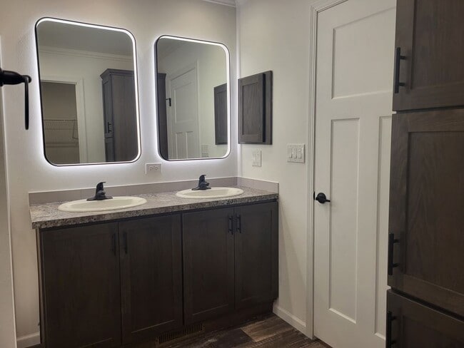 Building Photo - 1124 Lake Terrace Rd