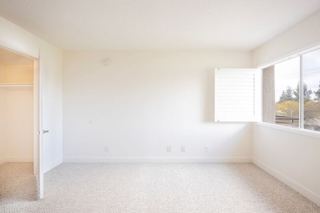 Building Photo - 10020 Zelzah Ave