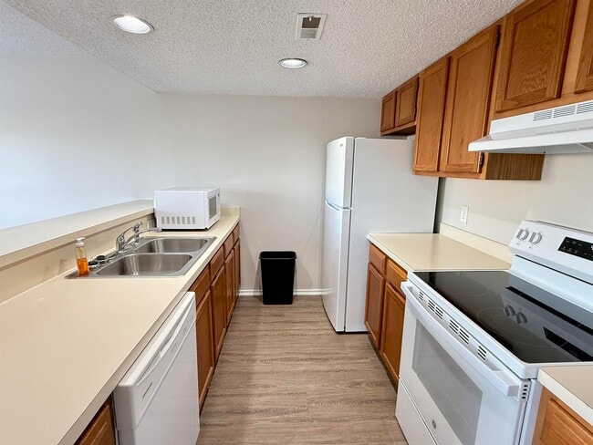 Building Photo - 1025 Plantation Dr W