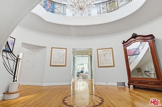 Building Photo - 516 S Rimpau Blvd