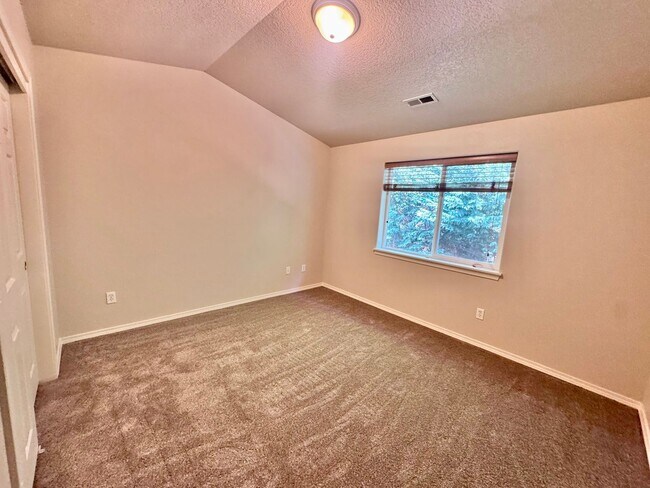Building Photo - EZ living, Private Townhome setting Central Vancouver