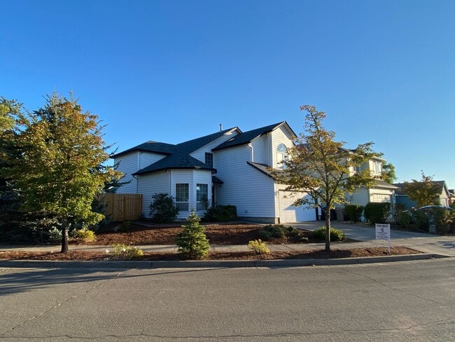 Building Photo - Spacious & Updated 4 Bedroom 2.5 Bath In H...