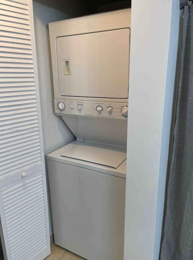 Building Photo - 1750 N Bayshore Dr