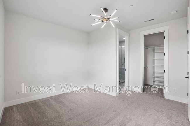 Building Photo - 1757 N Columbia Ridge Way