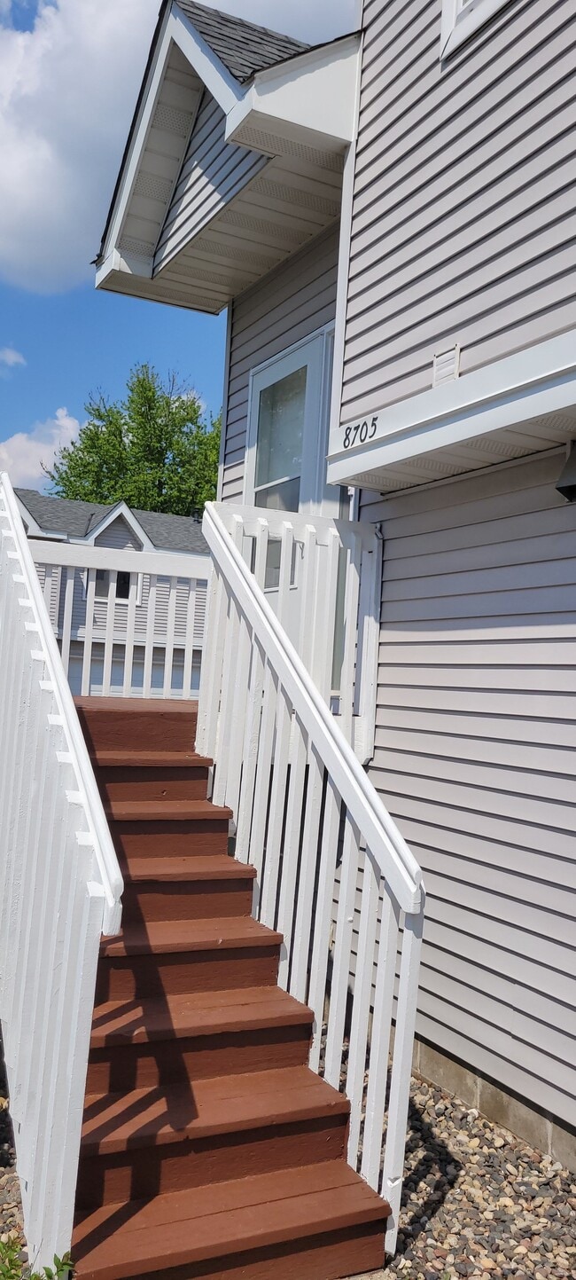 entry - 8705 Glasgow Ln