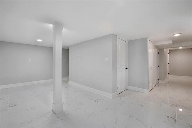 Building Photo - 3499 Fairlane Dr NW
