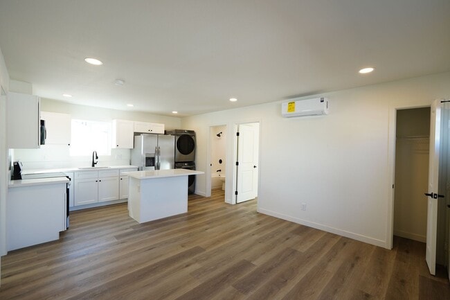 Building Photo - 1600 E Columbia Ave