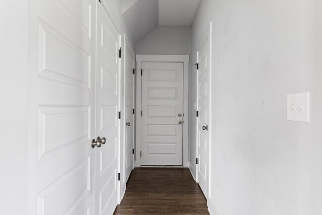 Building Photo - 318 Holbrook Ln