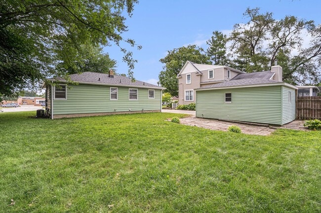 Building Photo - AVAILABLE IN AUGUST! 3 Bedroom, 1 Bath Sin...