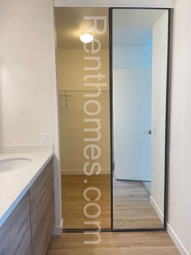 Building Photo - 9489 Fairgrove Ln
