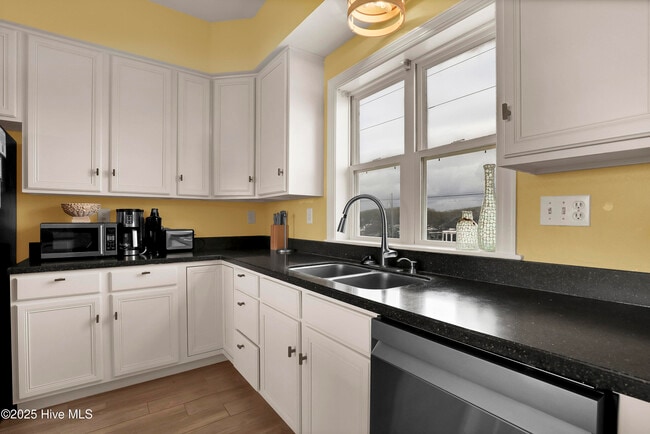 Building Photo - 3974 Island Dr