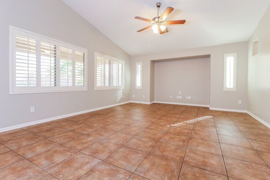 Building Photo - 25644 W Magnolia St