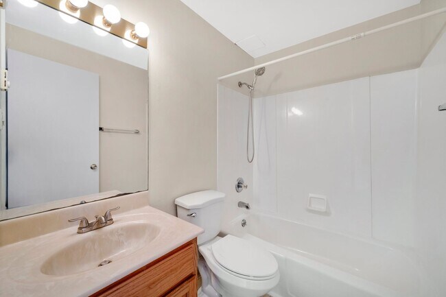 Building Photo - Andover, CT- One bedroom one bath apt in a gorgeous country setting.  It is time for a new start!