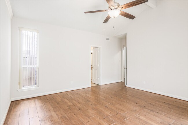 Building Photo - 910 Fleetwood Pl Dr