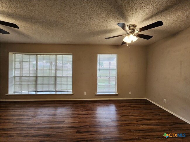 Building Photo - 1480 W Klein Rd