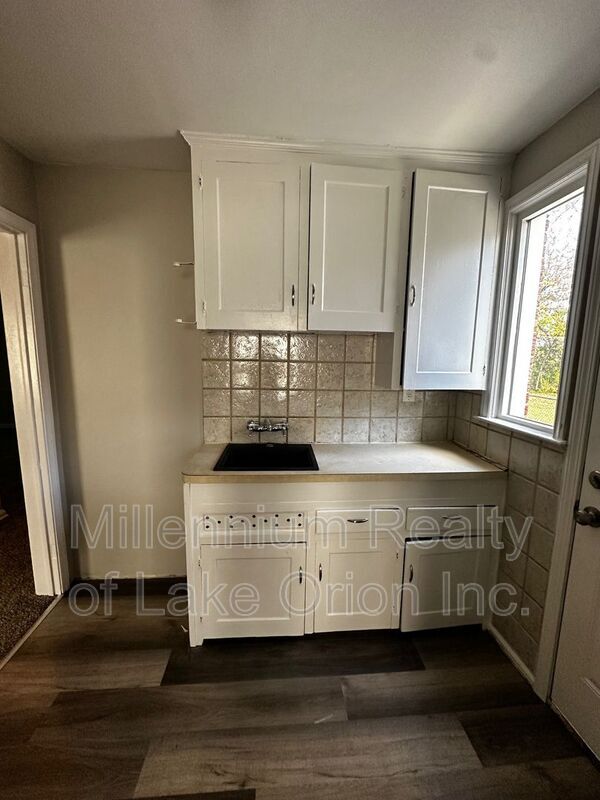 Building Photo - 18715 Roscommon St