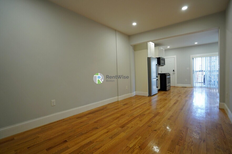 Building Photo - 374 Oxford St