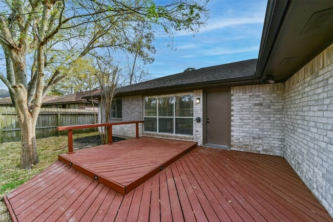 Building Photo - 2511 Pine Cone Dr