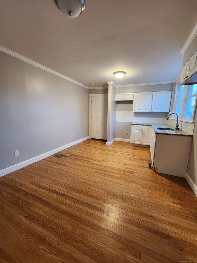 Building Photo - 782 Farmington Ave