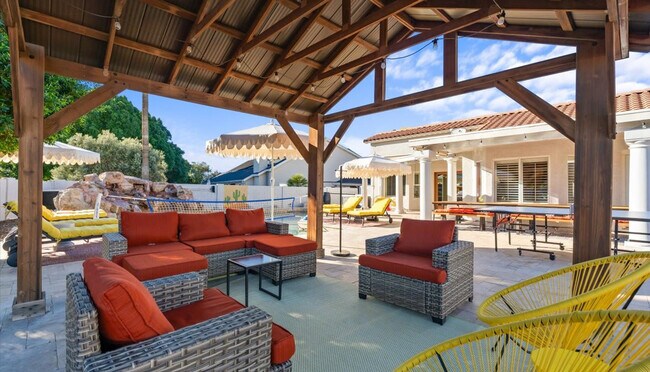 Building Photo - 2431 E Laurel St