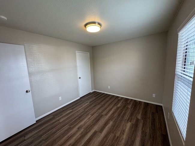 Building Photo - 606 8th St