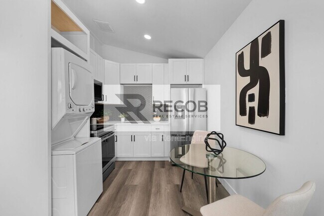 Building Photo - 1638 Elm Ave