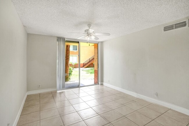 Building Photo - Updated 2 Bed, 2 Bath 1st Floor Condo with Garden Views in Lakes of Jacaranda, Plantation