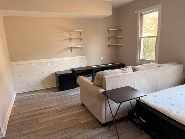 Building Photo - 1424 Shadowbrook Dr