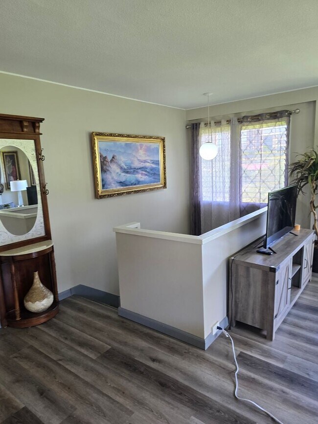 Building Photo - Central, 4 Parking Available, Furnished or...