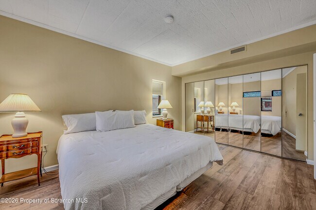 Building Photo - 550 Clay Ave