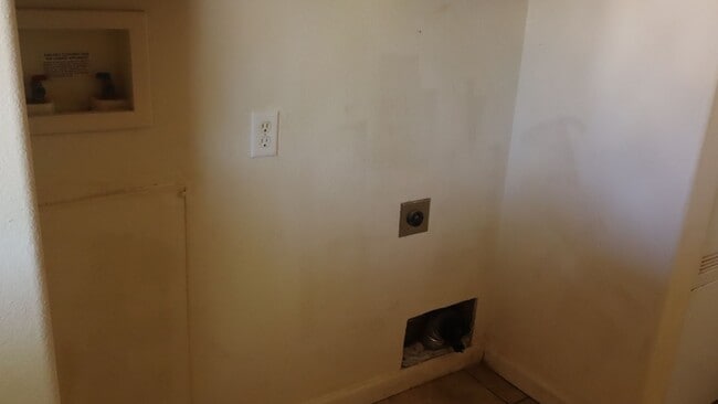 Building Photo - 6206 S Ranch Rd