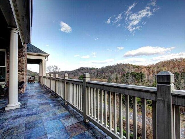 Building Photo - 502 Rivercliff Trce