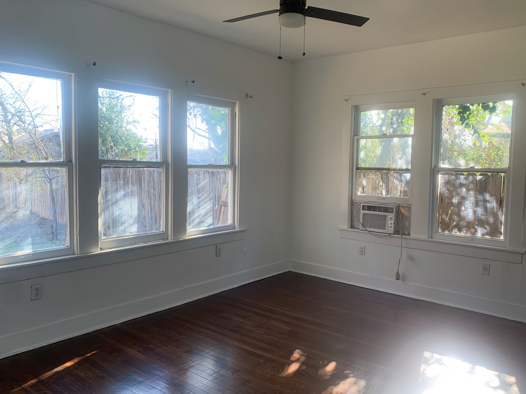 Building Photo - 818 W Lynwood Ave