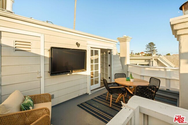 Building Photo - 2622 2nd St