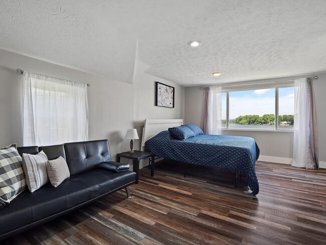 Building Photo - 829 Portage Lakes Drive