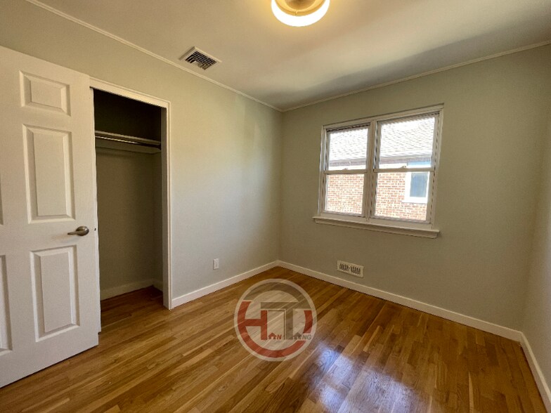 Building Photo - 1529 Dwight Pl