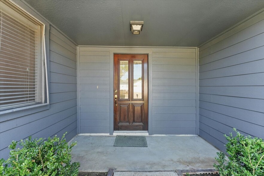 Building Photo - 16703 Pebbleglen Dr