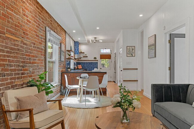 Building Photo - Available NOW! 3 Bedroom 1 Bath Home in Denver!