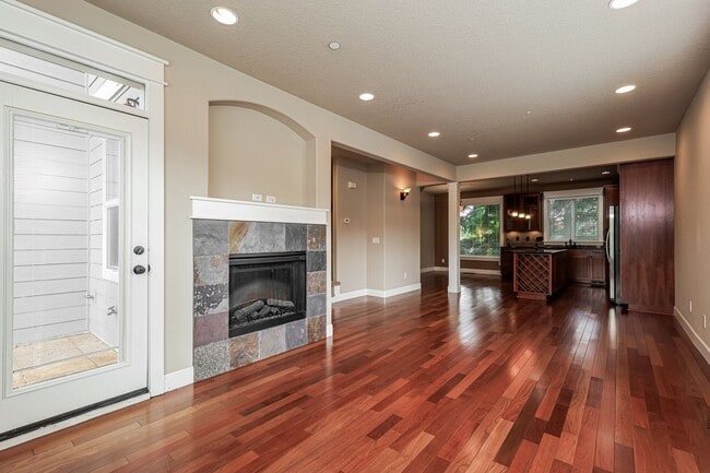 Building Photo - End unit 2BD 2.5BA + Office + Loft +  Tri Level Townhouse w/Garage + AC + Balcony + Washer/Dryer