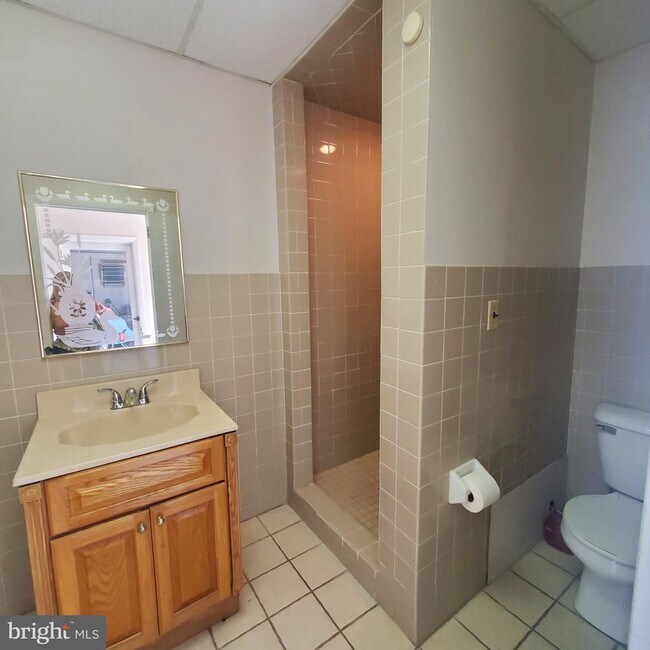 Building Photo - 2024 Beverly Dr